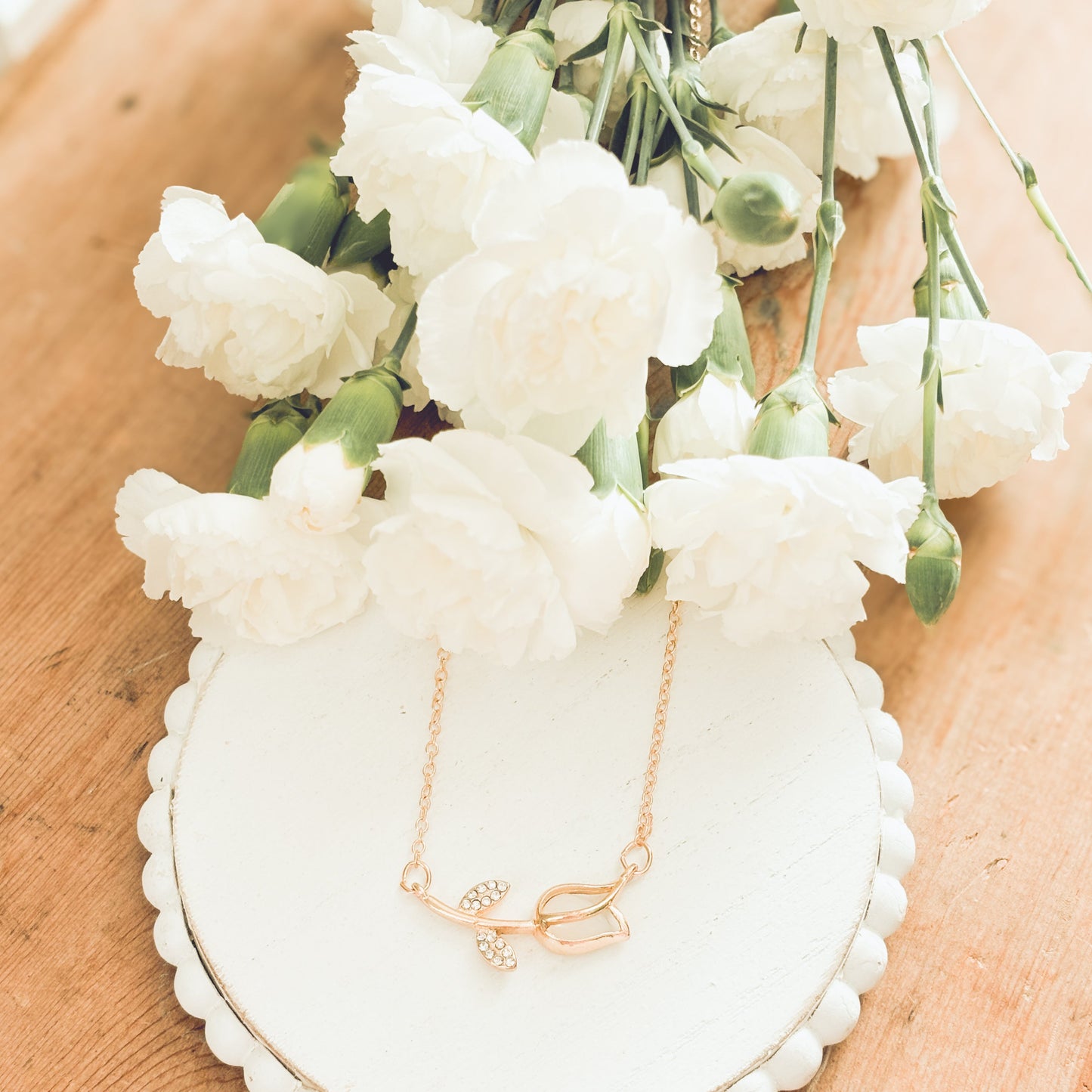 Hermoso collar de tulipanes dorados y con piedra ahumada