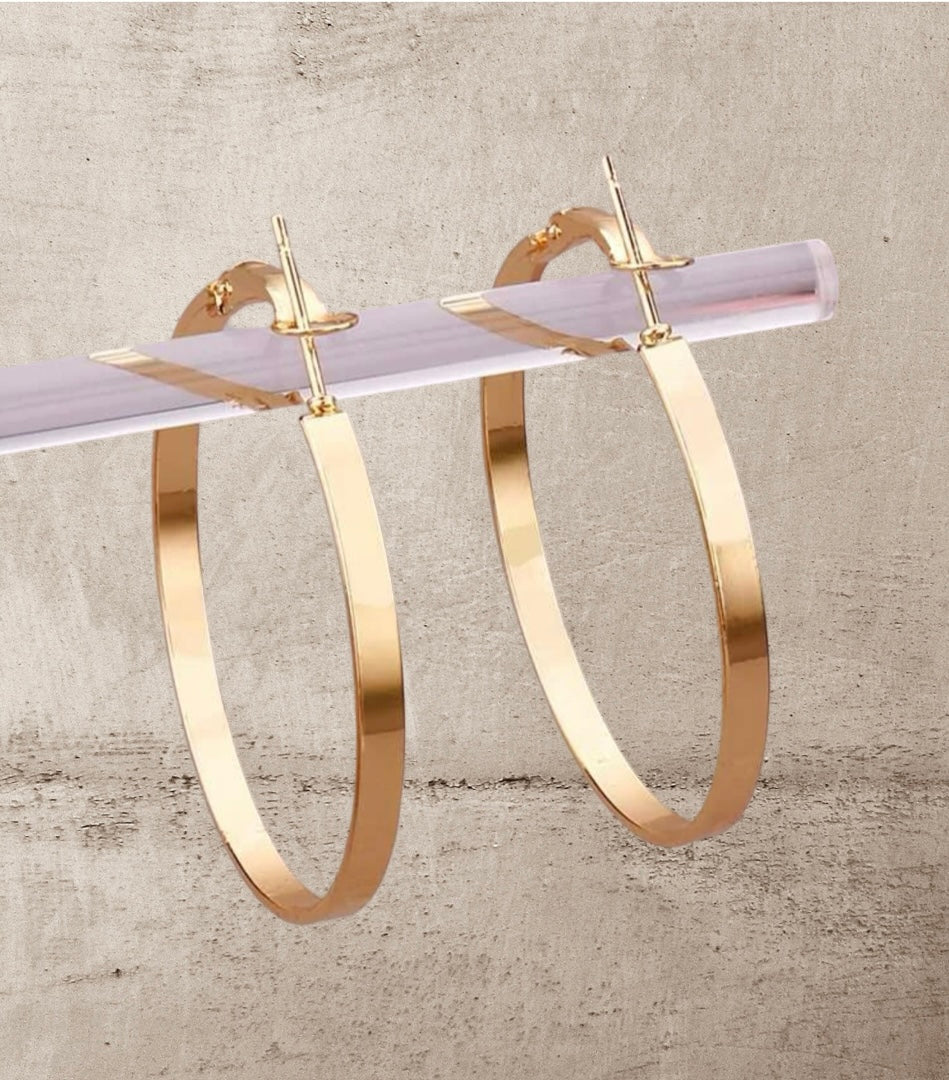 Belles boucles d'oreilles créoles plates en or