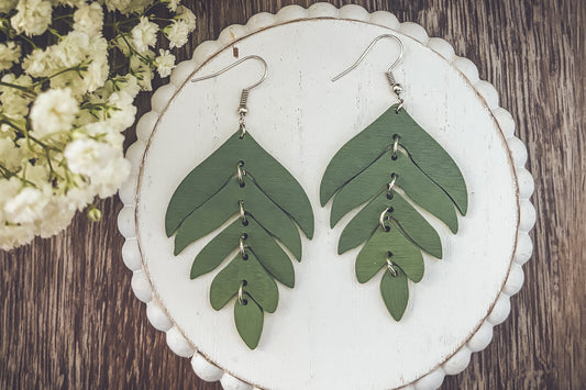 Hermosos aretes de hojas de madera verde