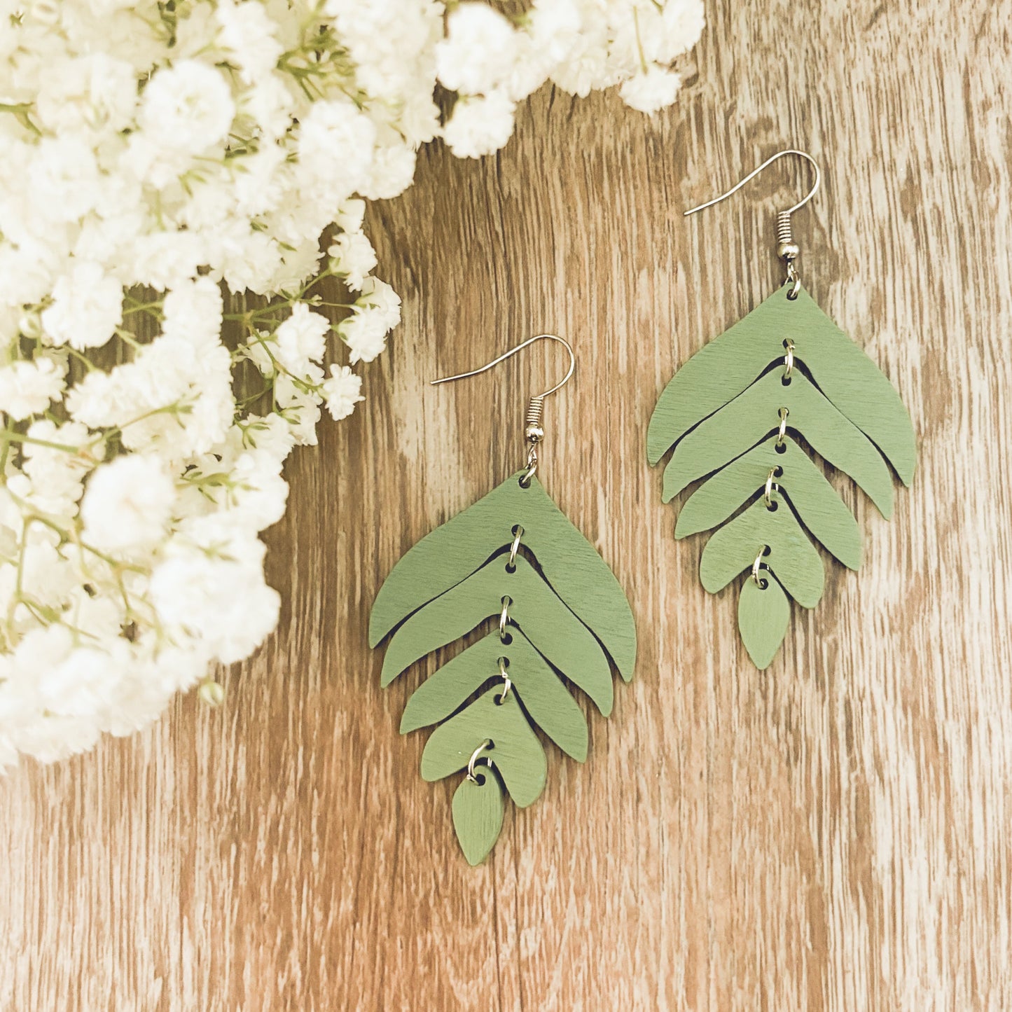 Hermosos aretes de hojas de madera verde