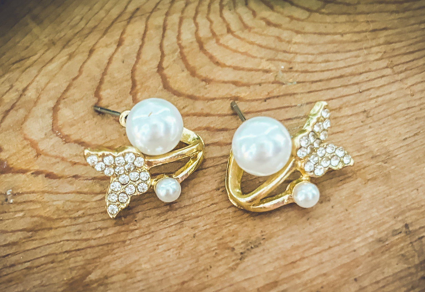 Magnifiques boucles d'oreilles Huggie en perles papillon