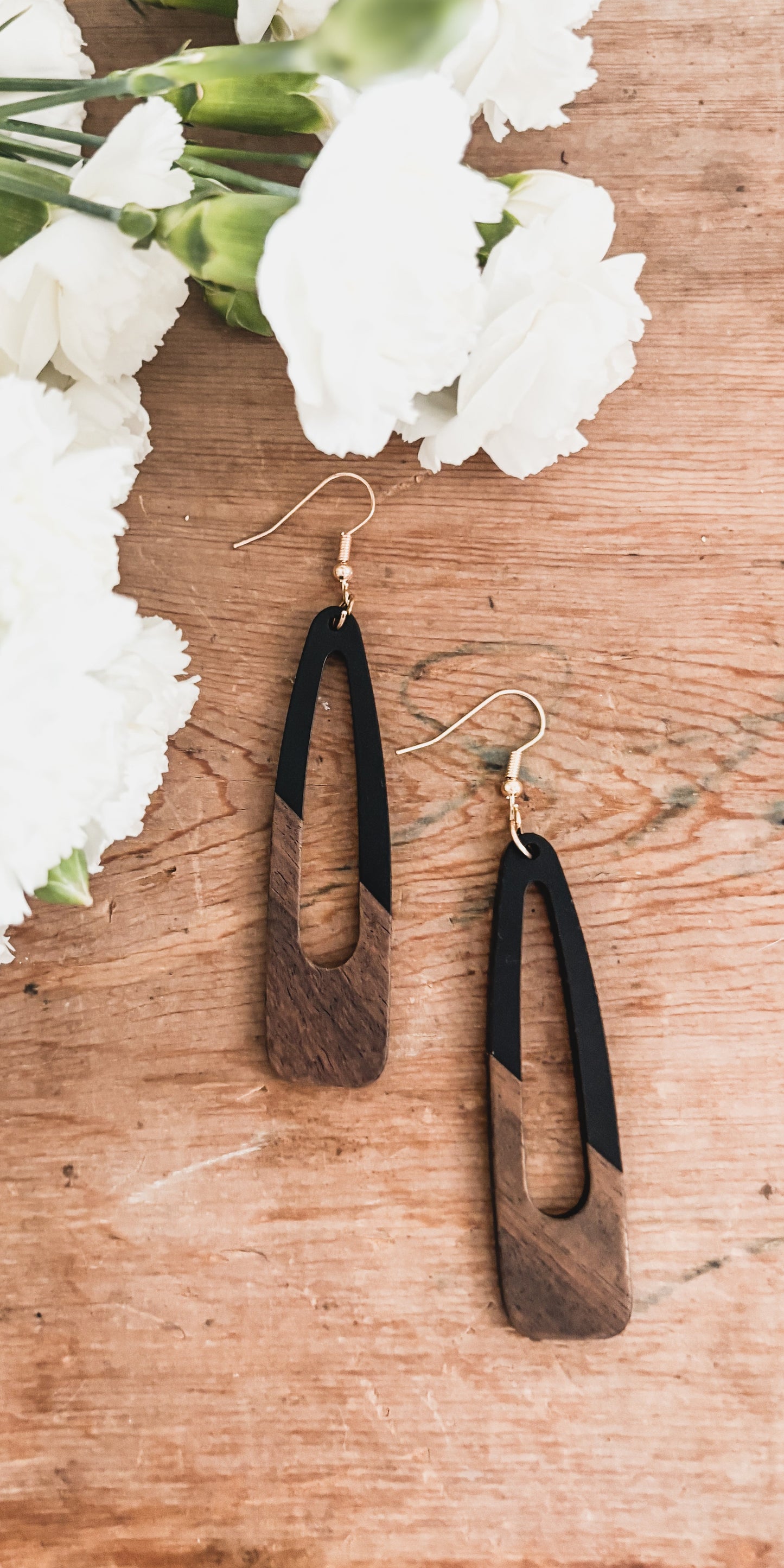 Belles boucles d'oreilles en bois noir et résine