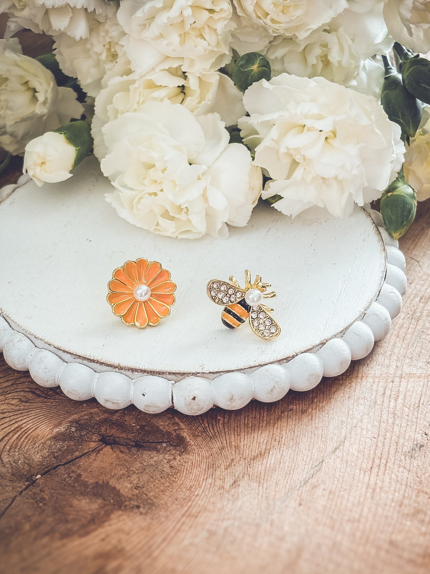 Boucles d'oreilles adorables en forme d'abeille et de fleur