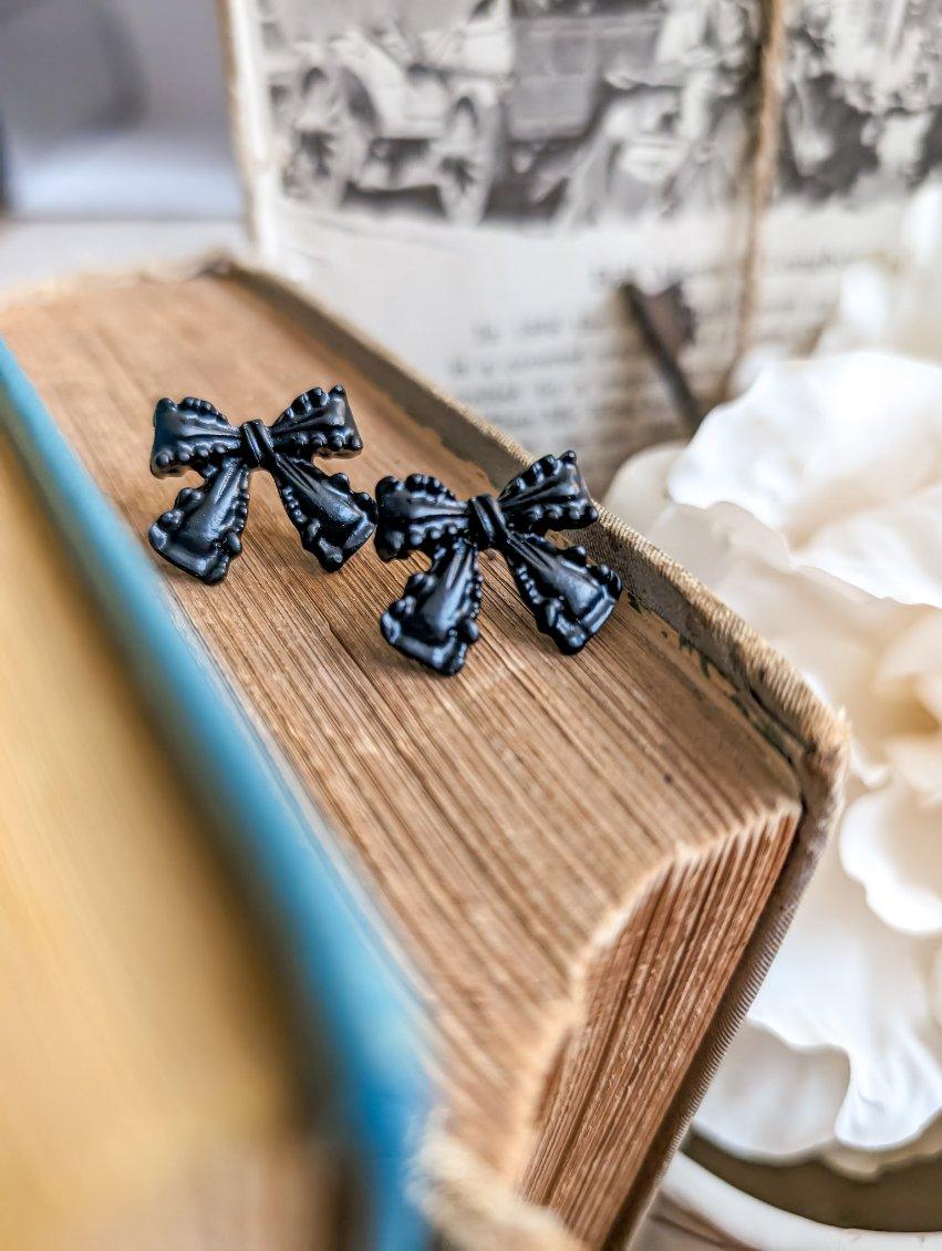 Boucles d'oreilles adorables avec nœud noir