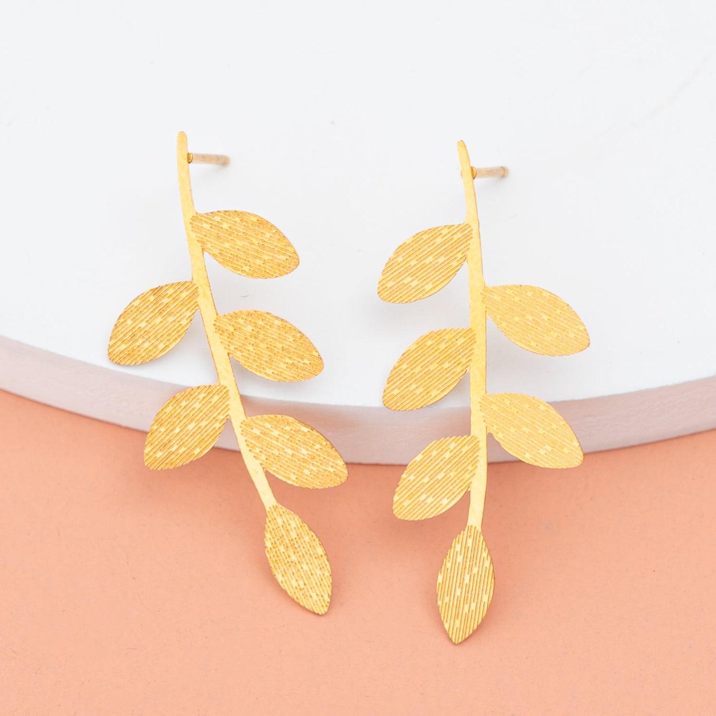 Pendientes de hojas de parra Flourish