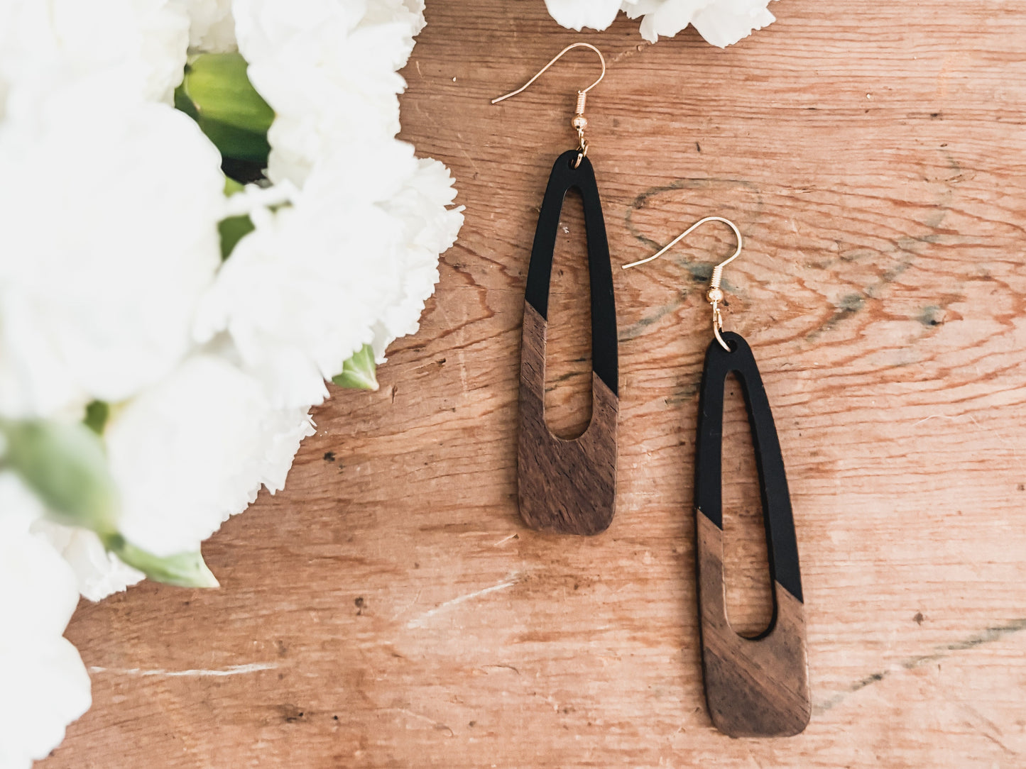 Belles boucles d'oreilles en bois noir et résine