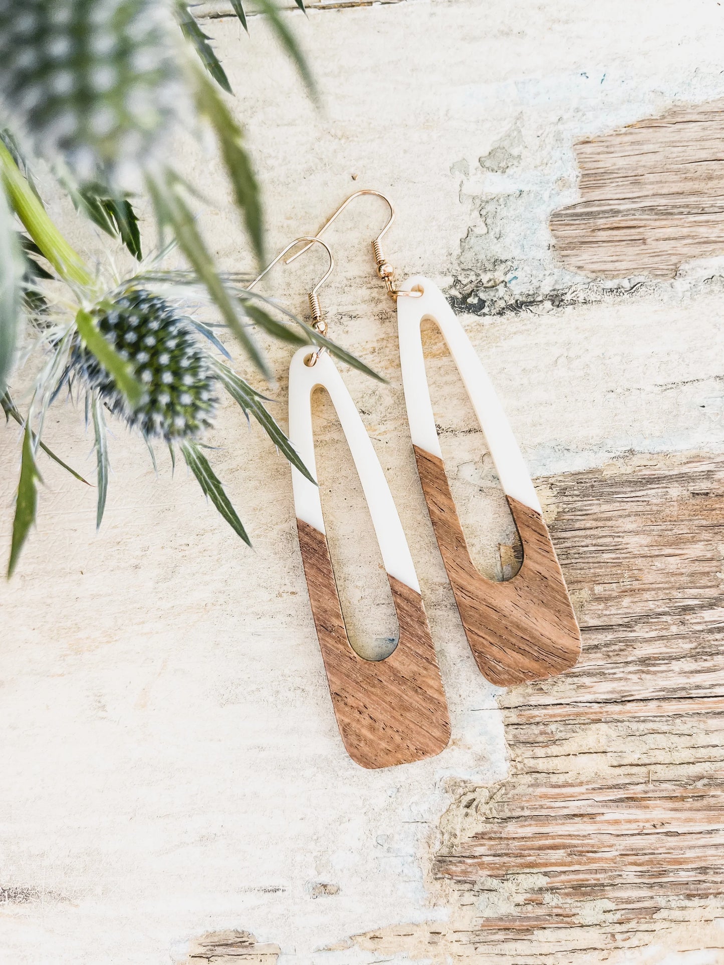 Hermosos aretes de madera y resina blanca