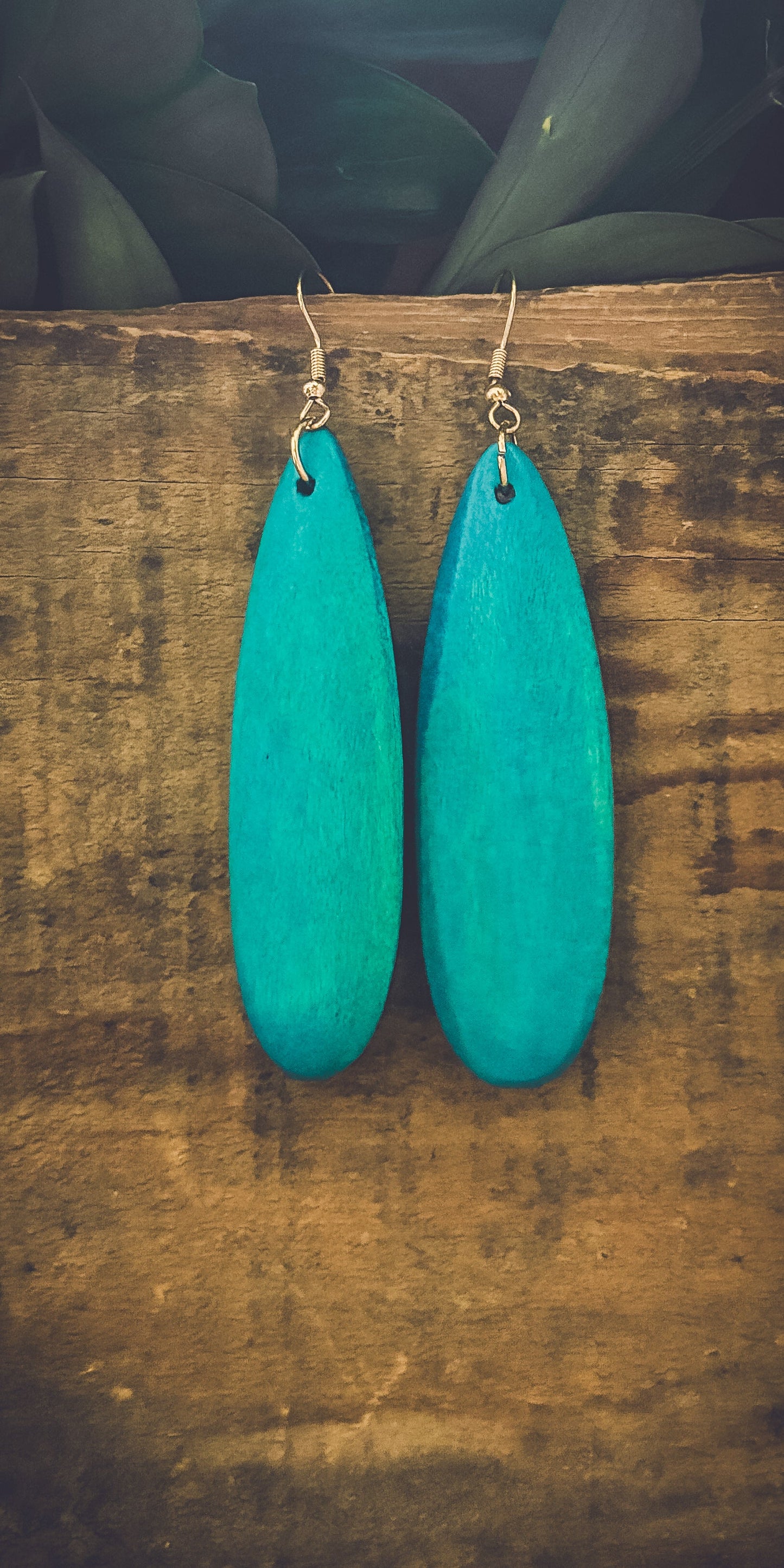 Hermosos aretes colgantes de madera color turquesa