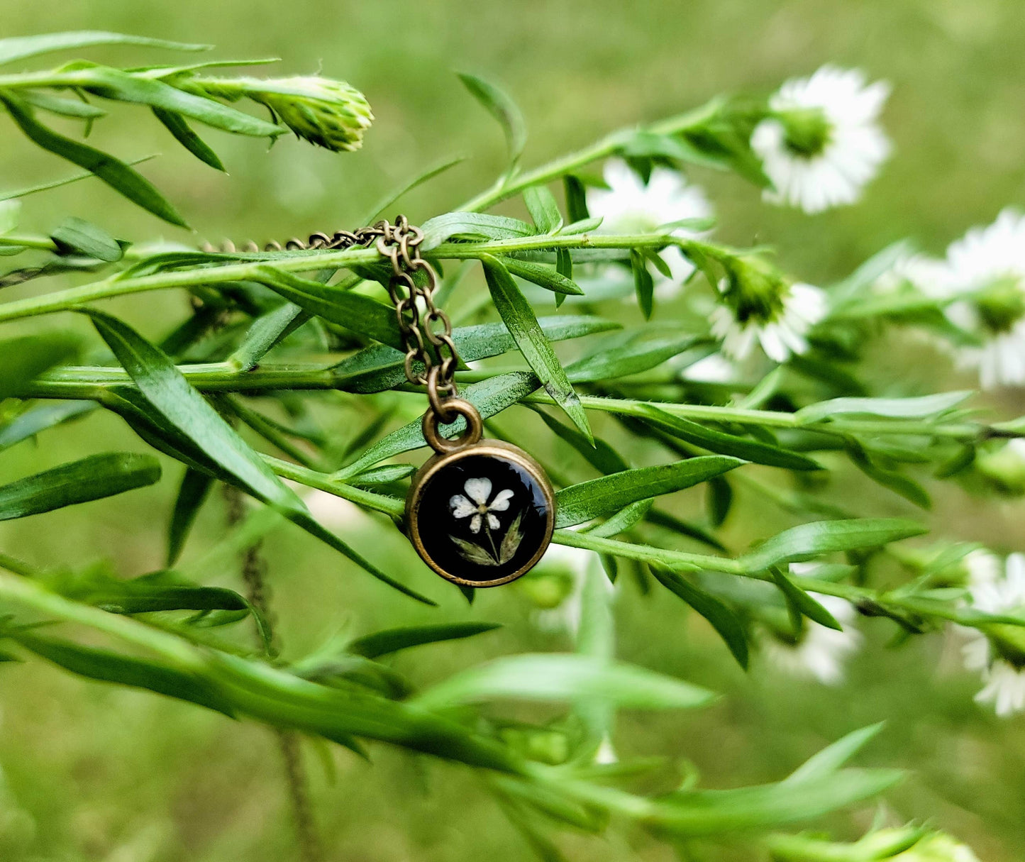 Collier cercle de petites fleurs, fleurs pressées