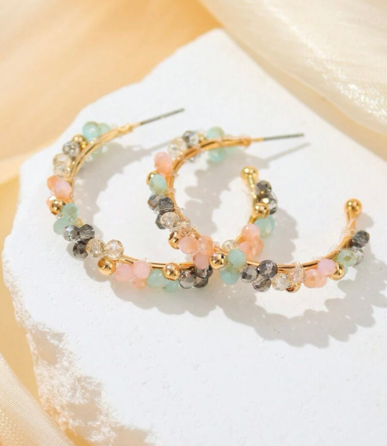 Hermosos aretes de aro con cuentas