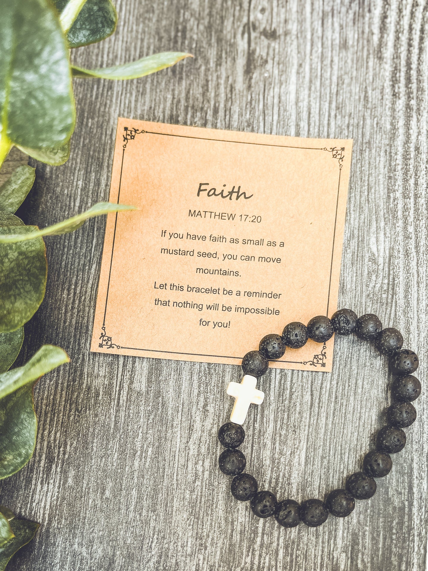 Magnifique bracelet Faith en pierre de lave noire