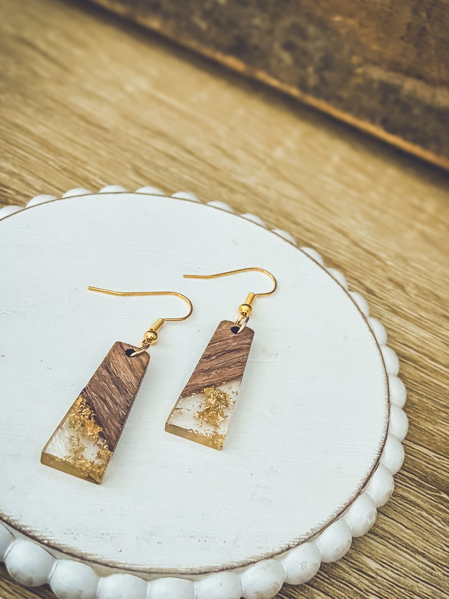 Hermosos aretes de resina con motas doradas y madera