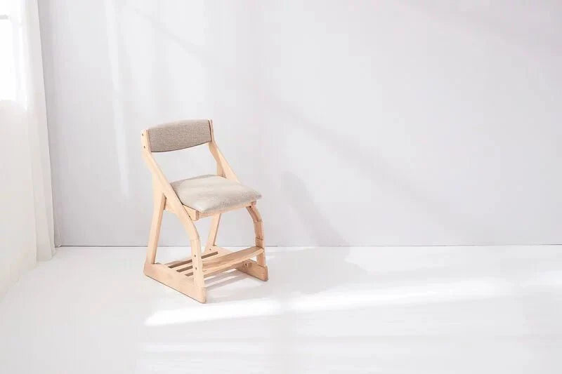 Silla de madera maciza ajustable Calla para niños: 4 configuraciones de altura, tela fácil de limpiar