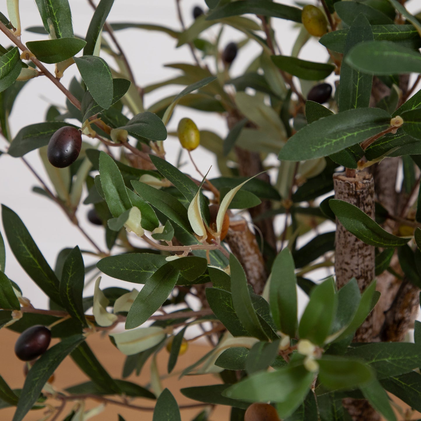 Olivo de 3,5 pies en jardinera de torre blanca