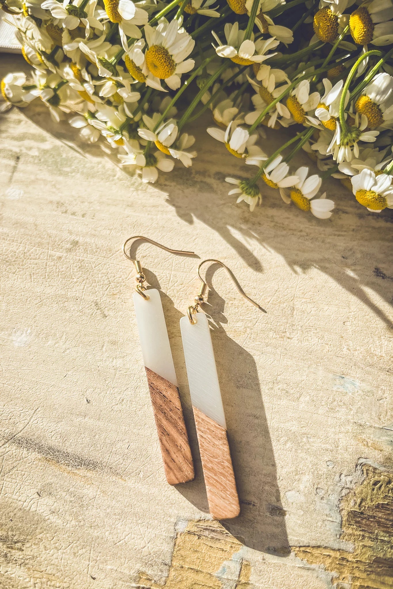 Belles boucles d'oreilles en résine blanche et bois