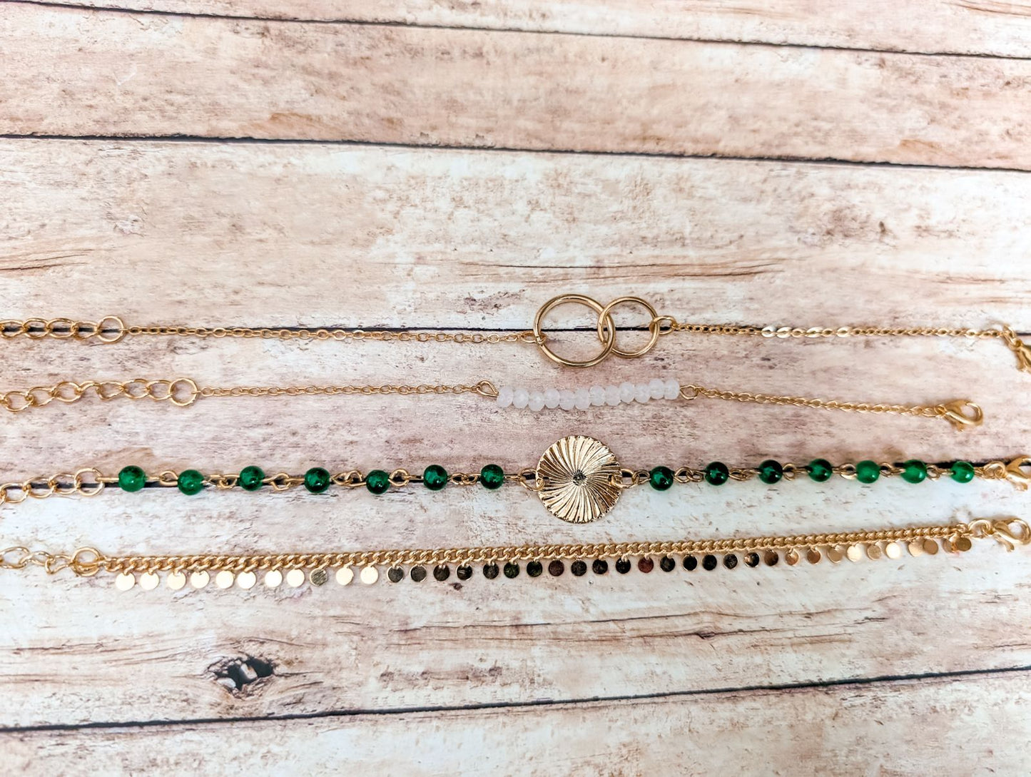 Hermoso conjunto de pulseras verdes y doradas