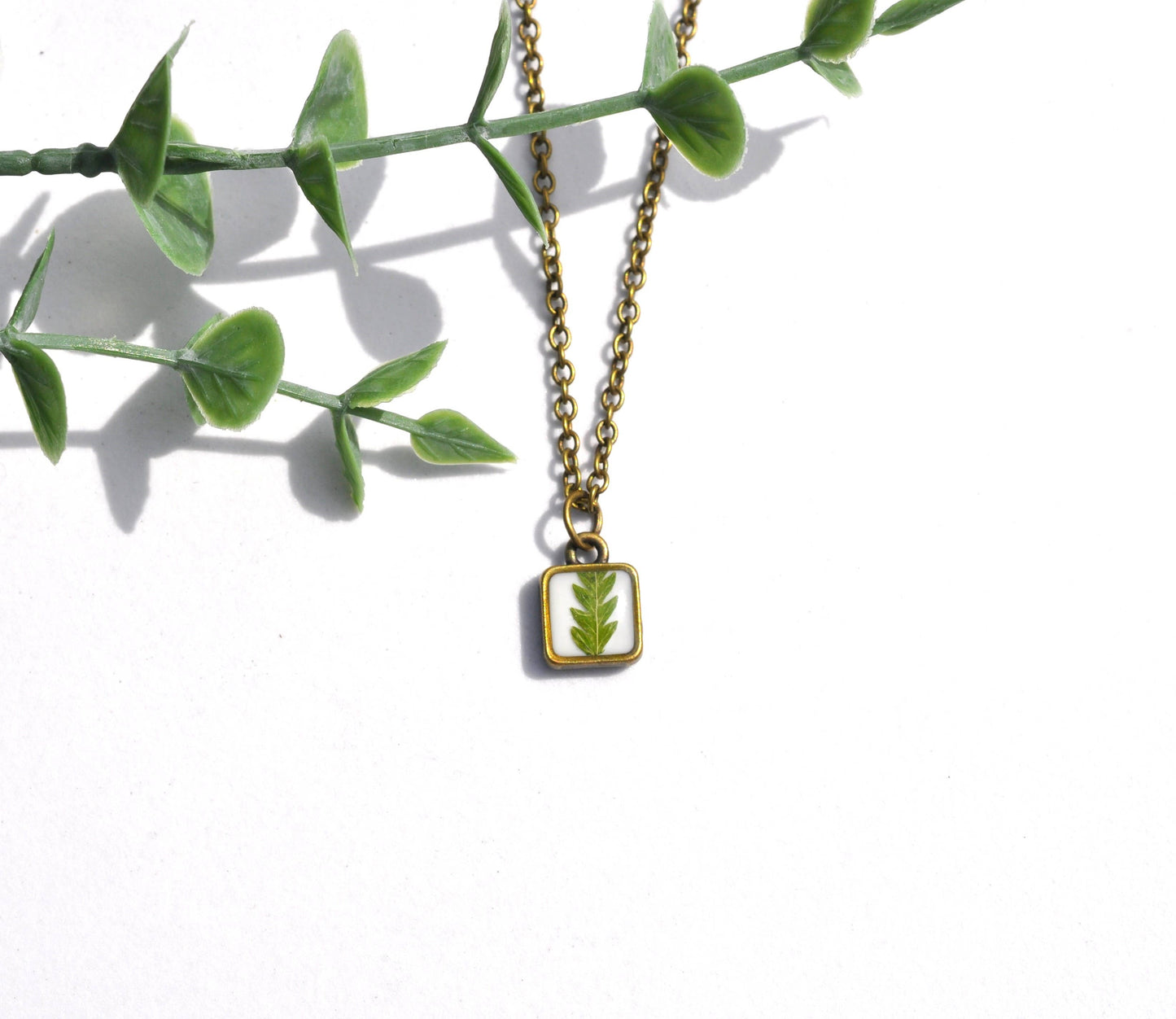 Collier carré Tiny Fern, fougère pressée