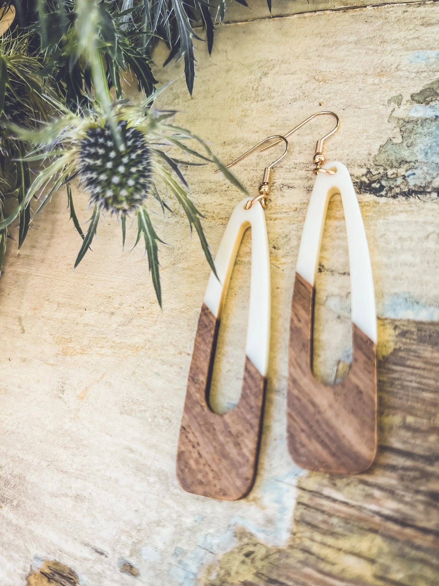 Hermosos aretes de madera y resina blanca