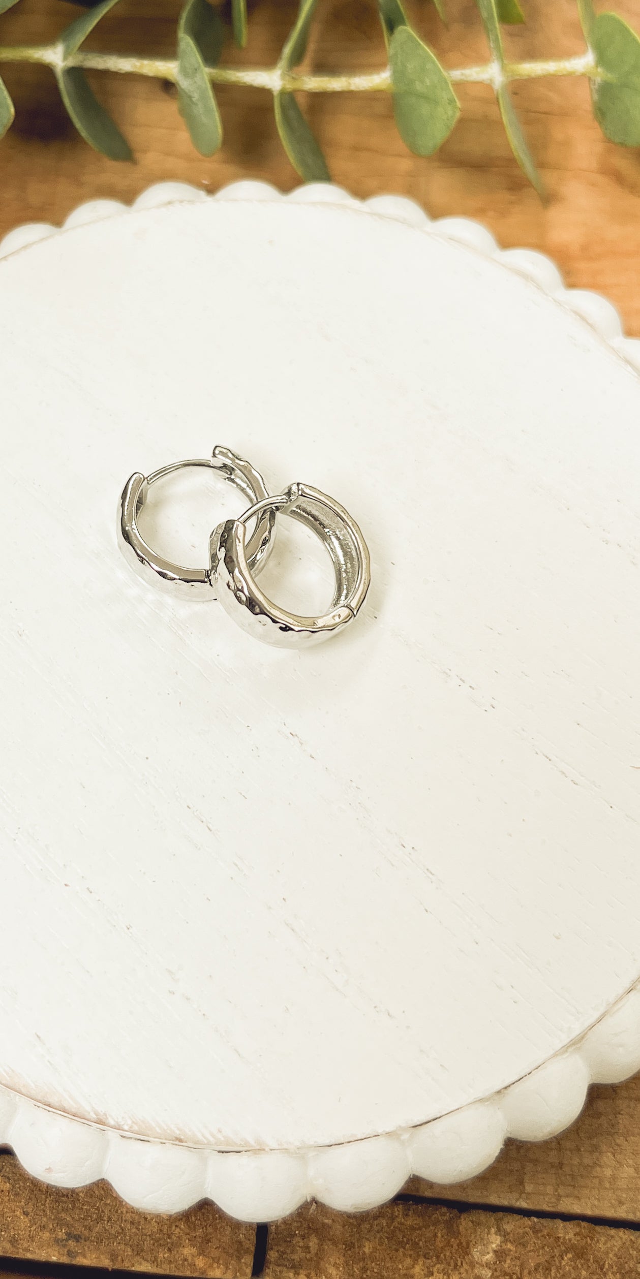 Belles boucles d'oreilles martelées en or ou en argent