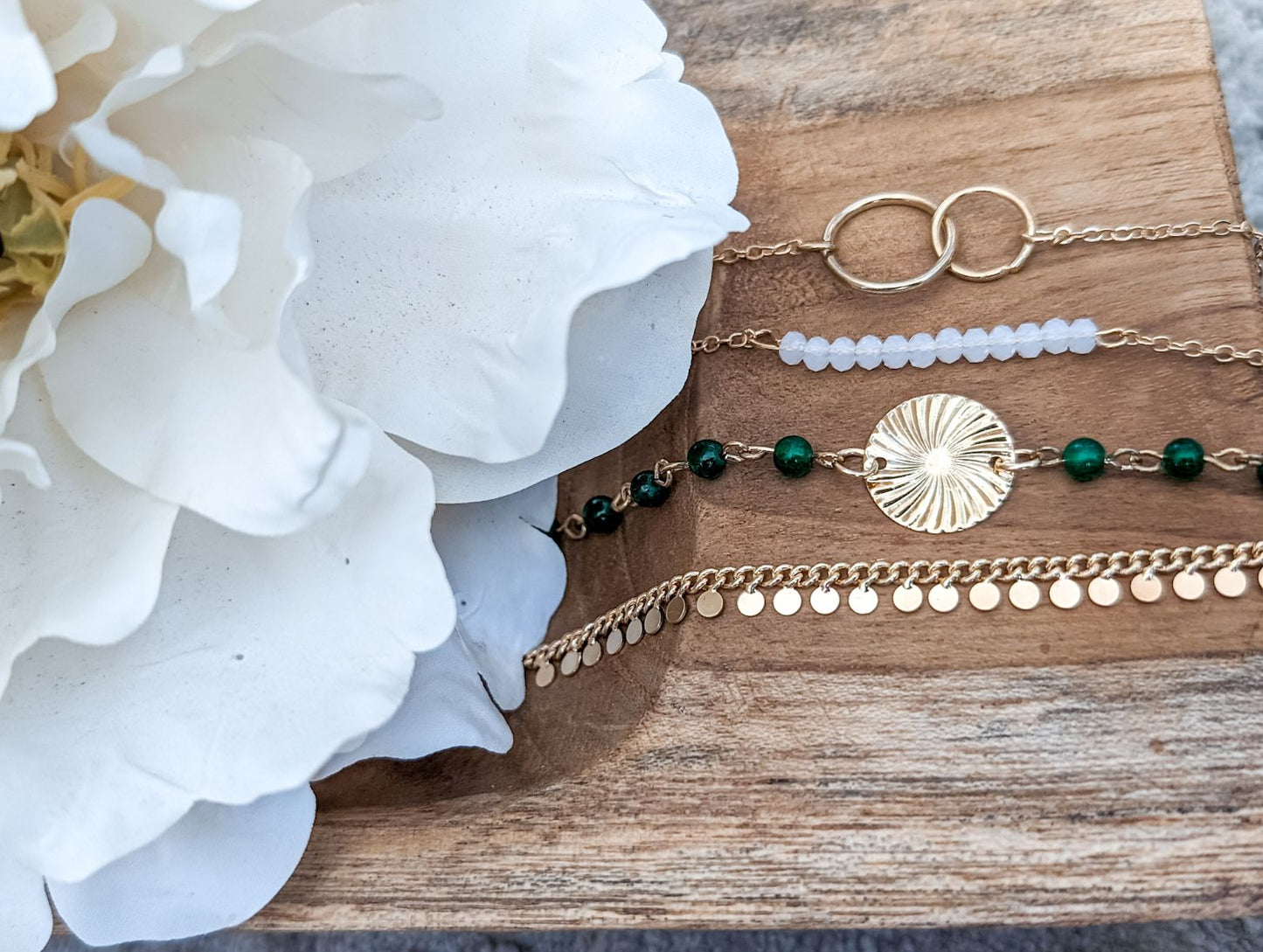 Hermoso conjunto de pulseras verdes y doradas