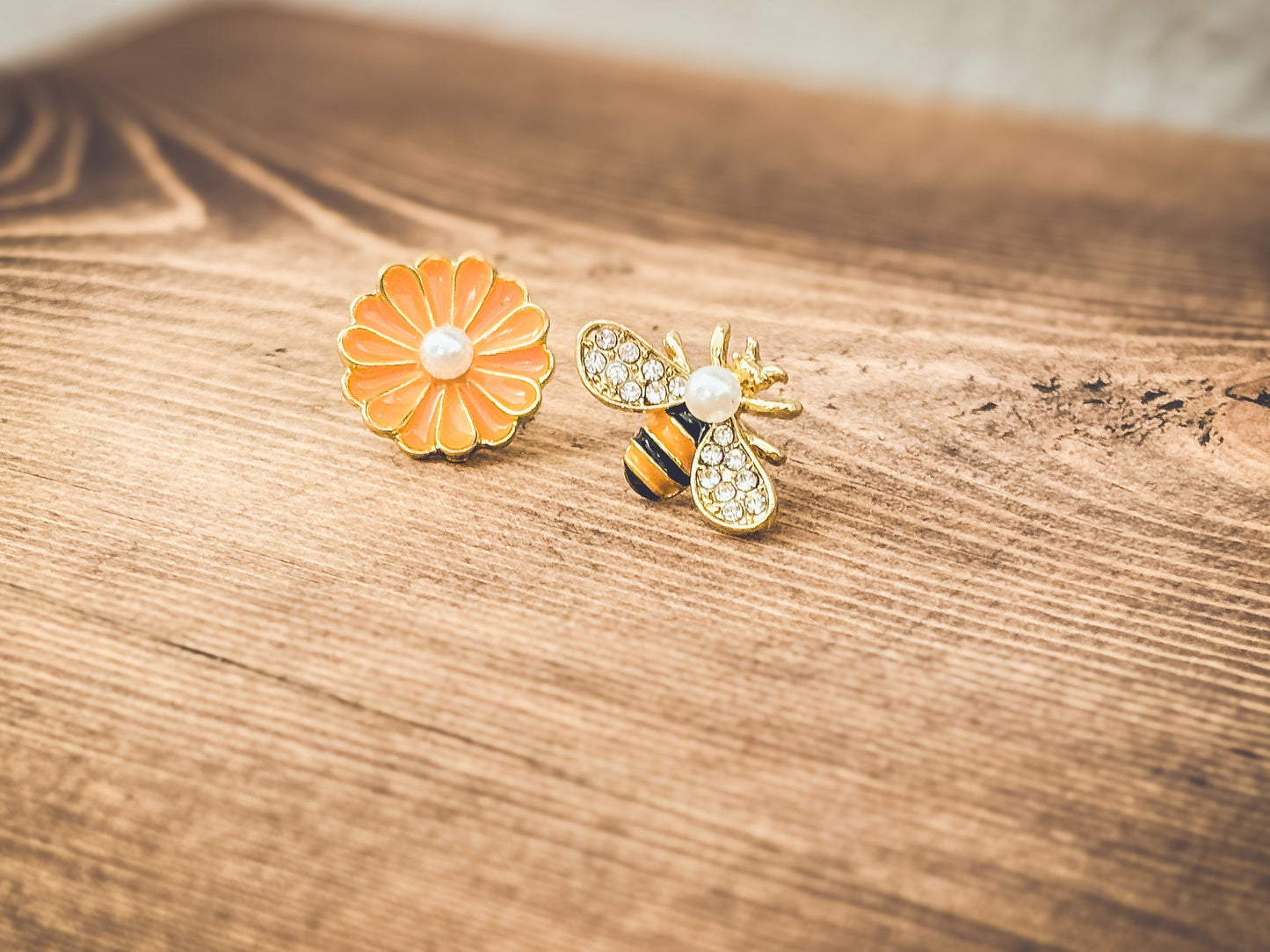 Boucles d'oreilles adorables en forme d'abeille et de fleur