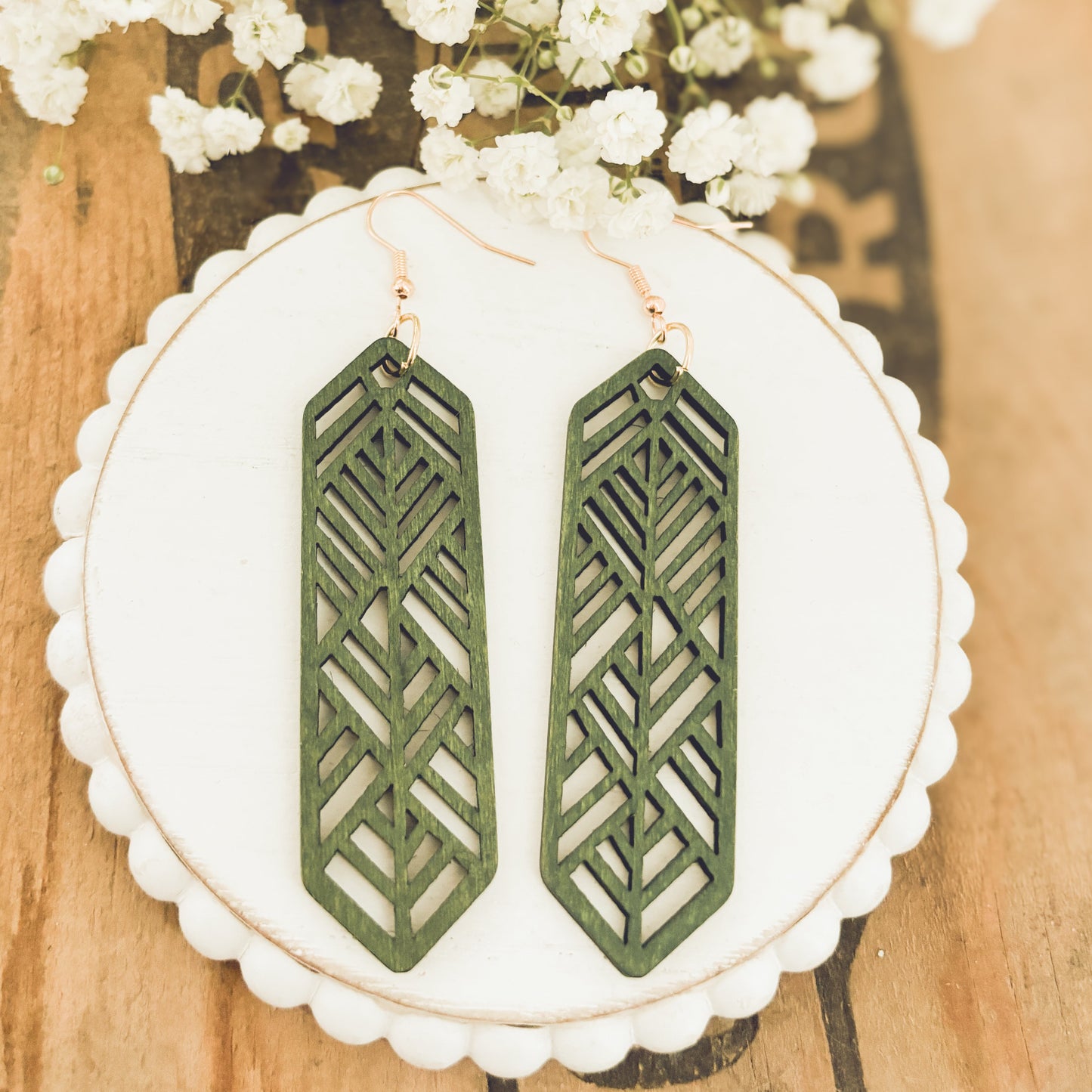 Hermosos aretes de madera verde cortados con láser