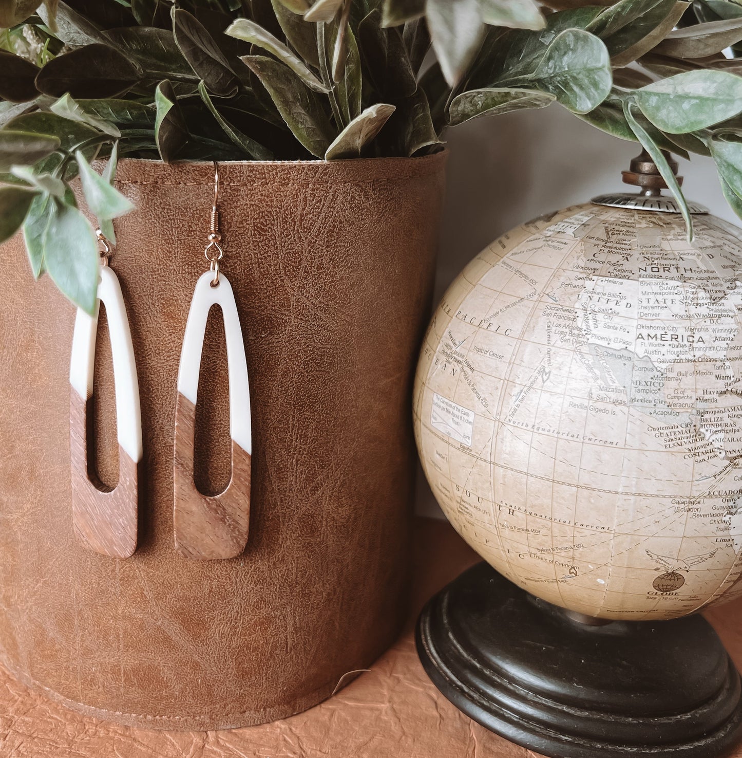 Hermosos aretes de madera y resina blanca