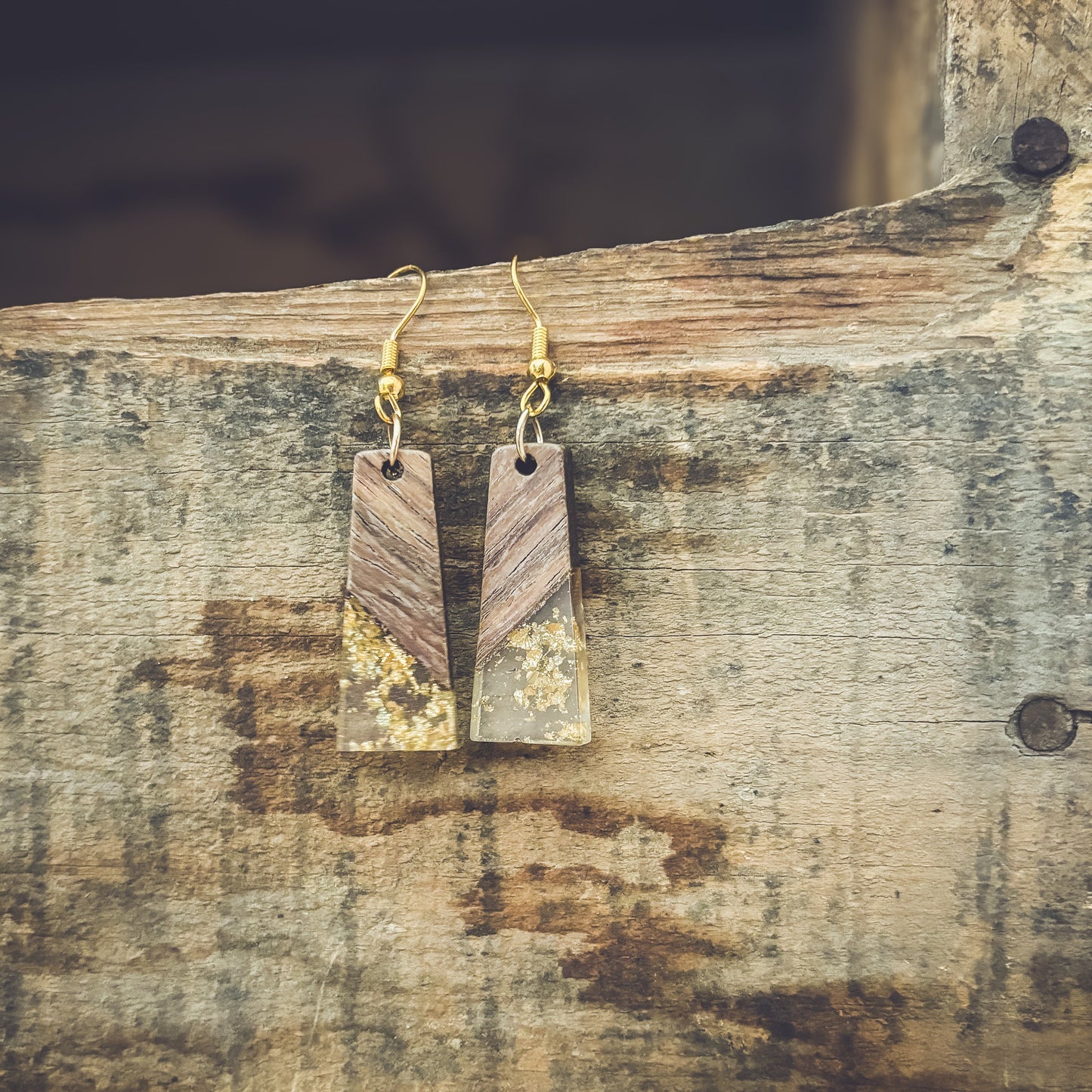 Hermosos aretes de resina con motas doradas y madera