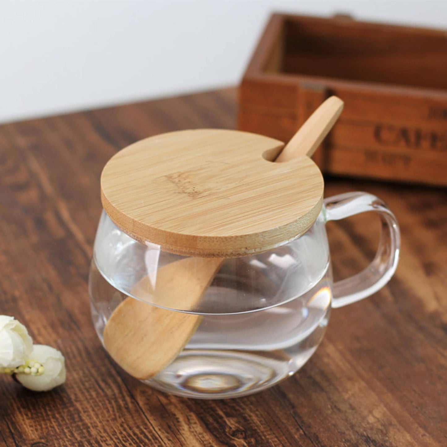 Taza de té de vidrio de borosilicato con tapa de bambú y cuchara