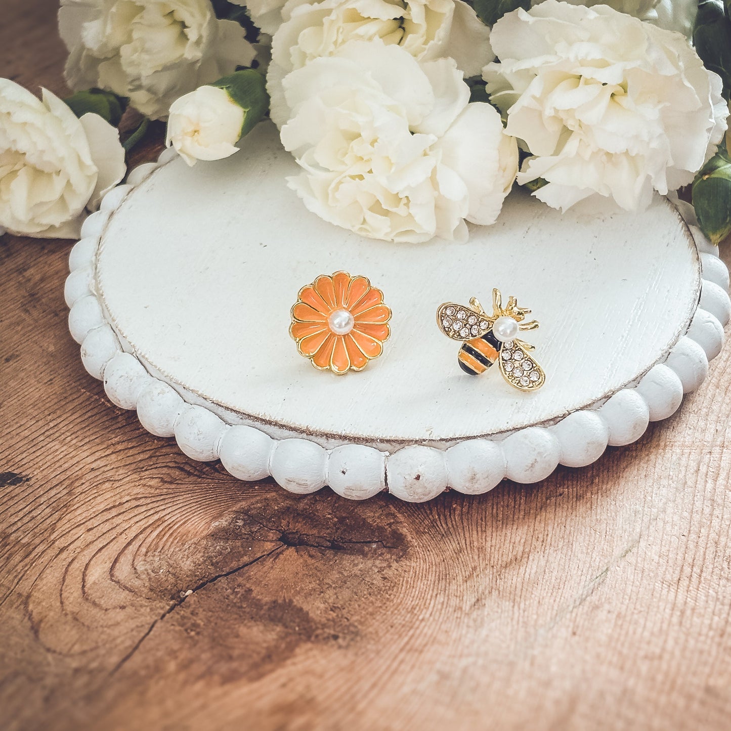 Boucles d'oreilles adorables en forme d'abeille et de fleur