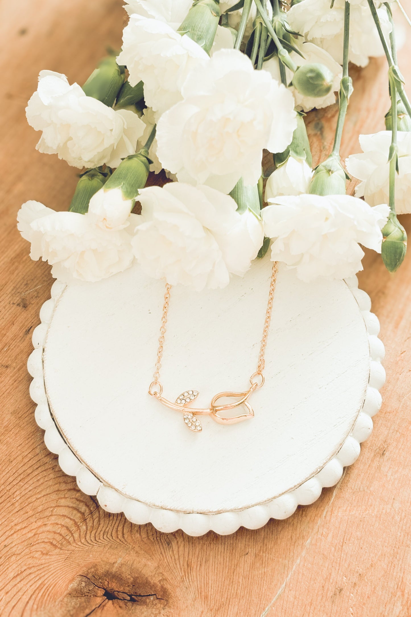 Hermoso collar de tulipanes dorados y con piedra ahumada