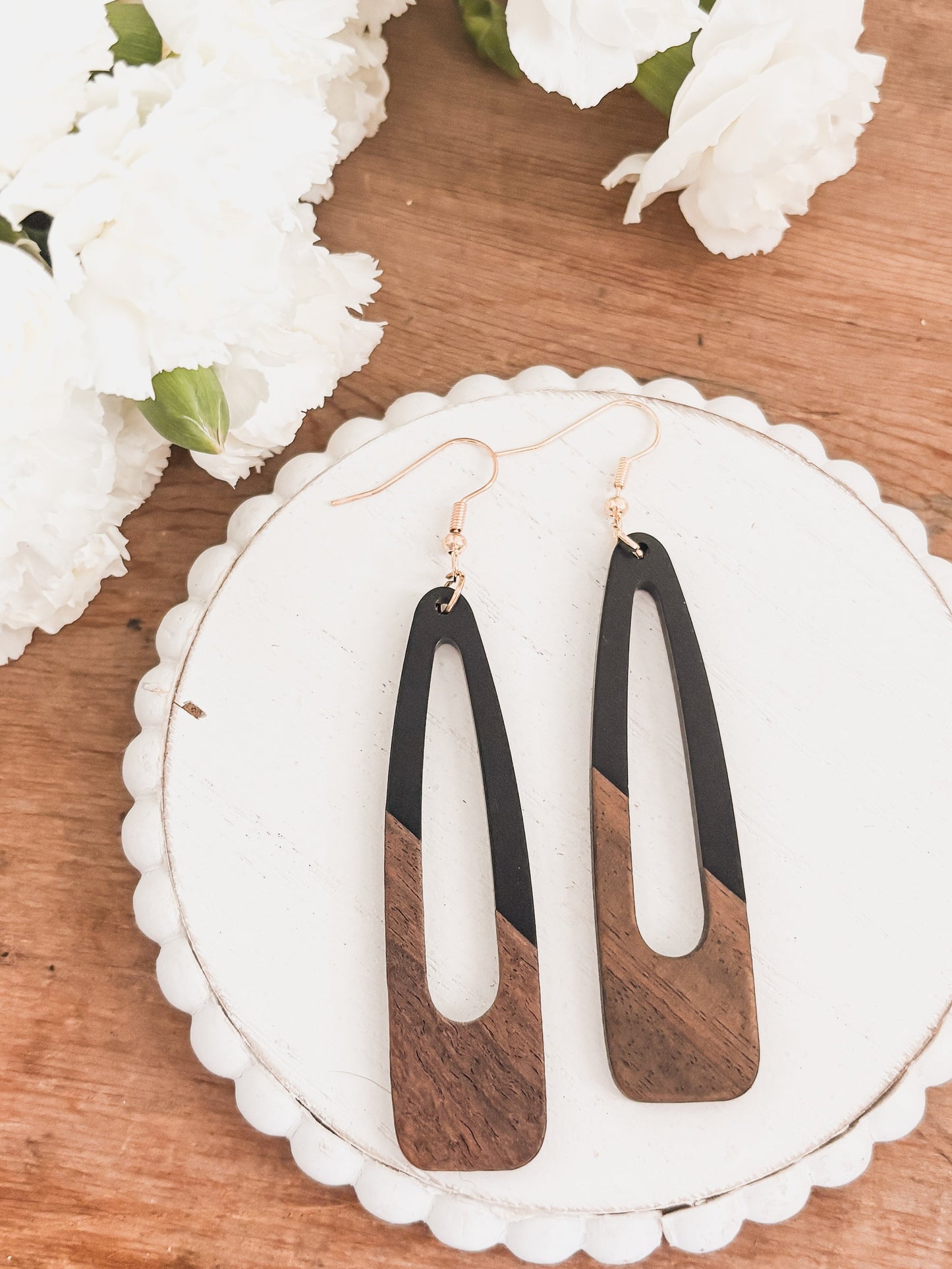 Belles boucles d'oreilles en bois noir et résine