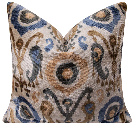 Coussin décoratif en velours de soie Ikat fait main - 20x20, beige, bleu et marron, design luxueux avec insert en plumes