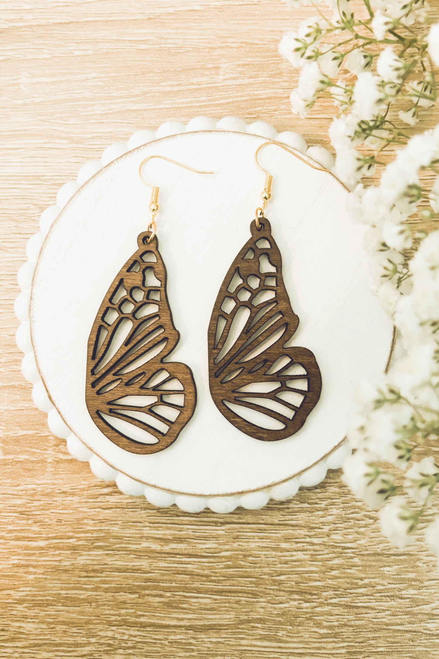 Hermosos aretes de madera con forma de mariposa