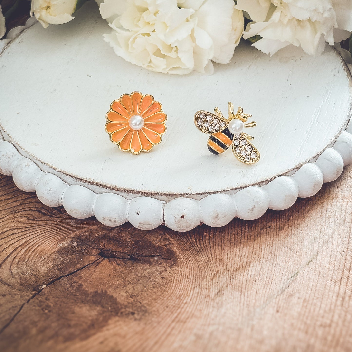 Boucles d'oreilles adorables en forme d'abeille et de fleur