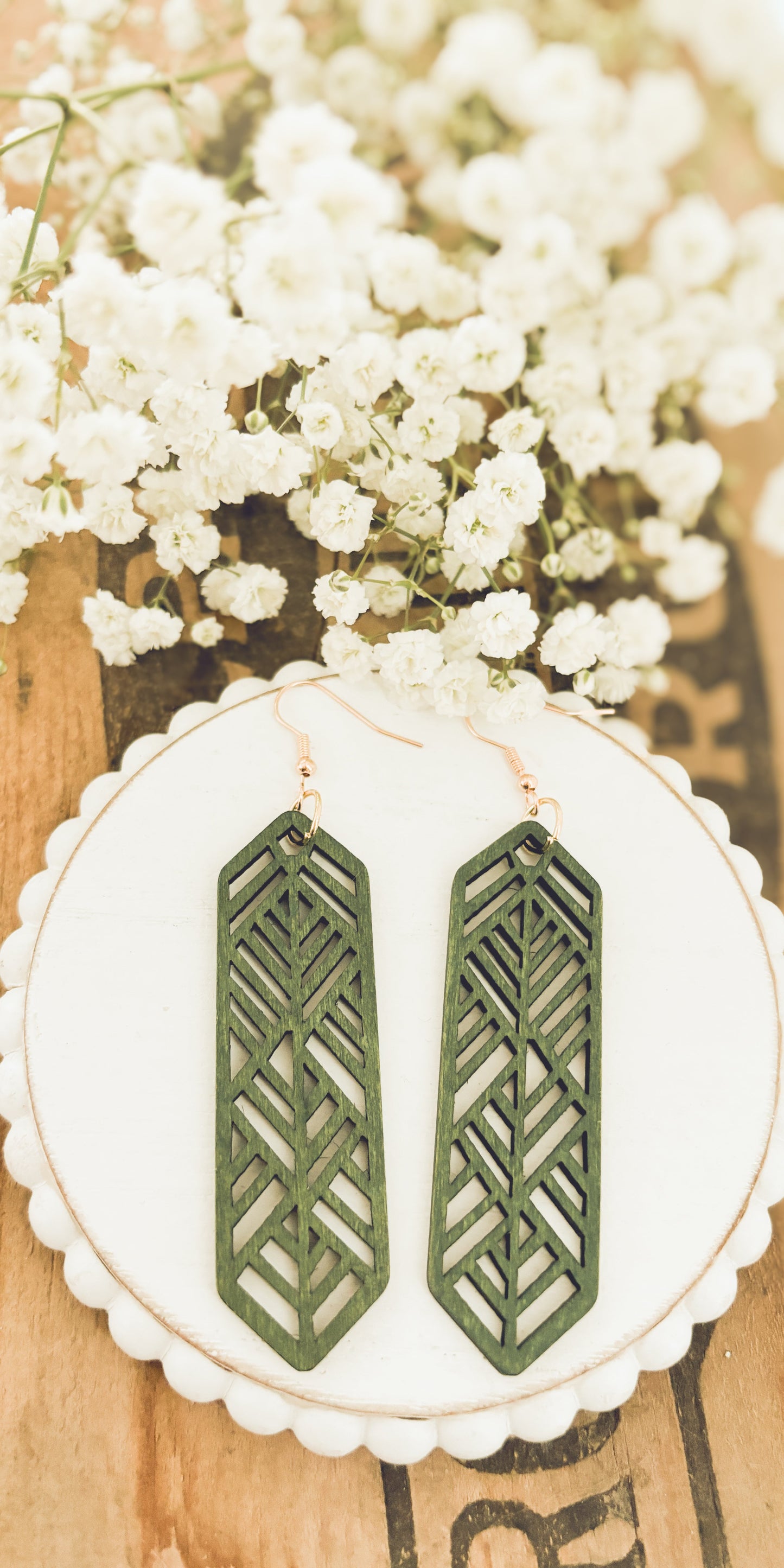 Hermosos aretes de madera verde cortados con láser