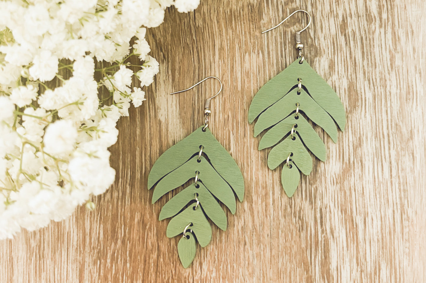 Hermosos aretes de hojas de madera verde