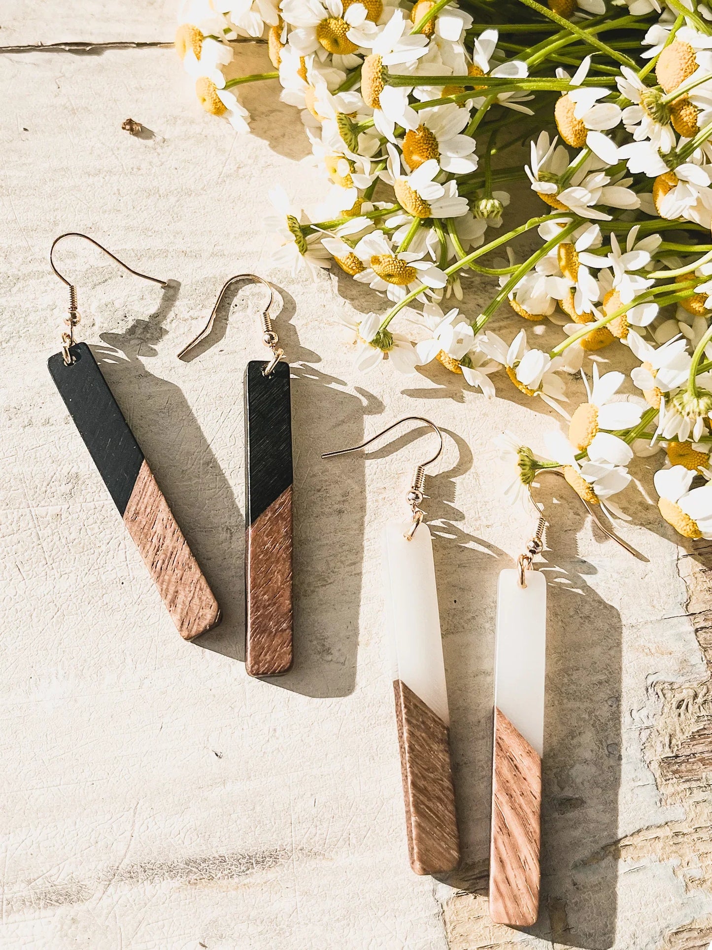 Belles boucles d'oreilles en résine blanche et bois