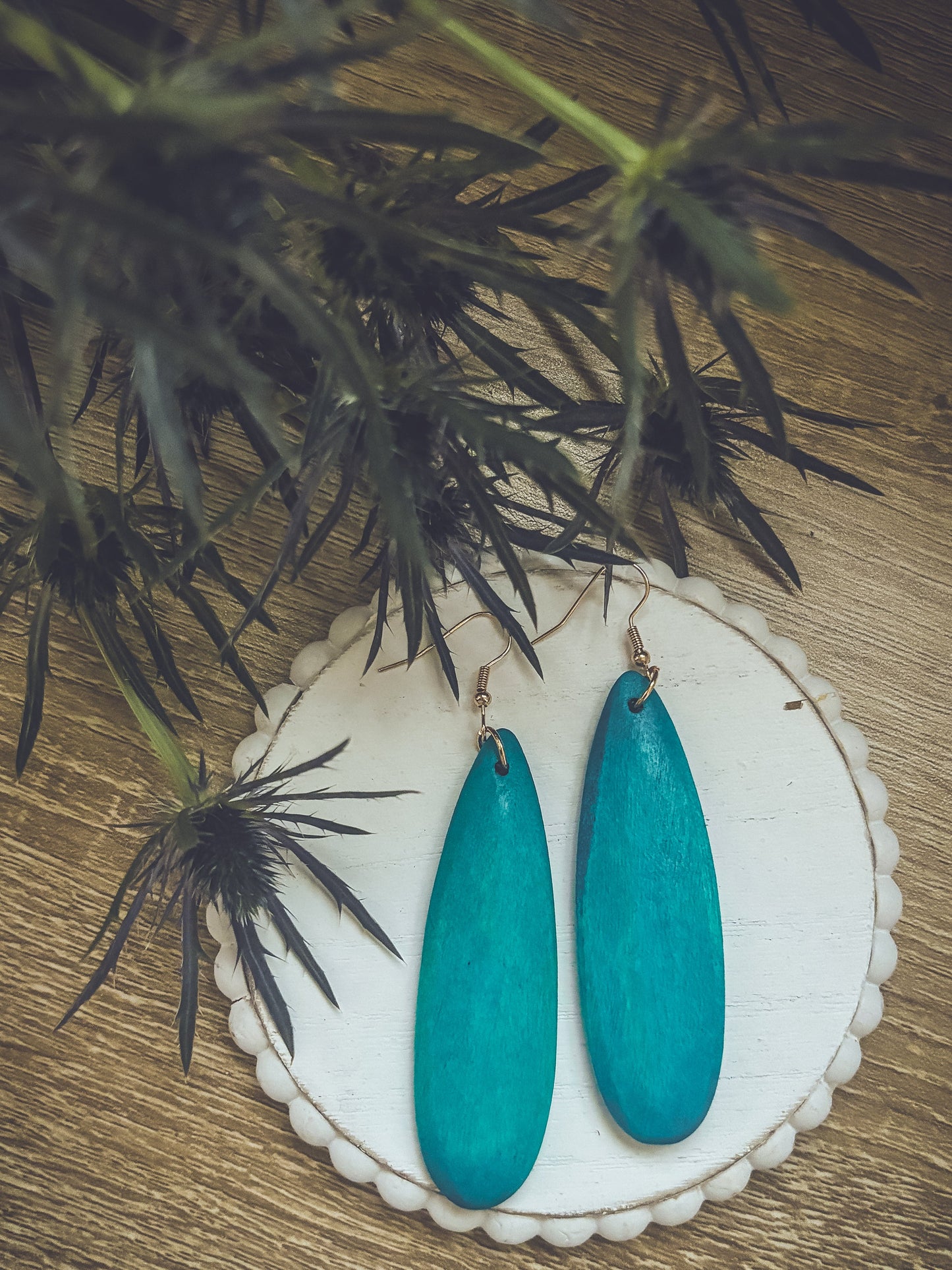 Hermosos aretes colgantes de madera color turquesa