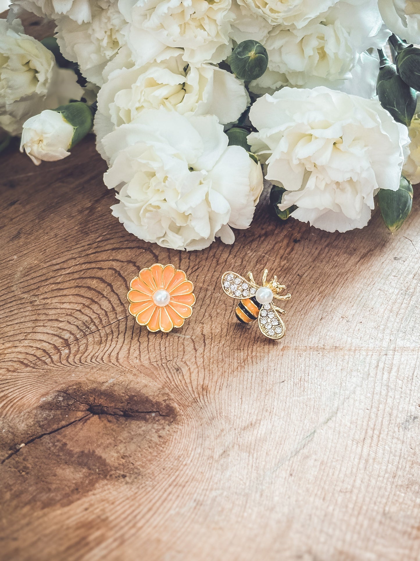 Boucles d'oreilles adorables en forme d'abeille et de fleur