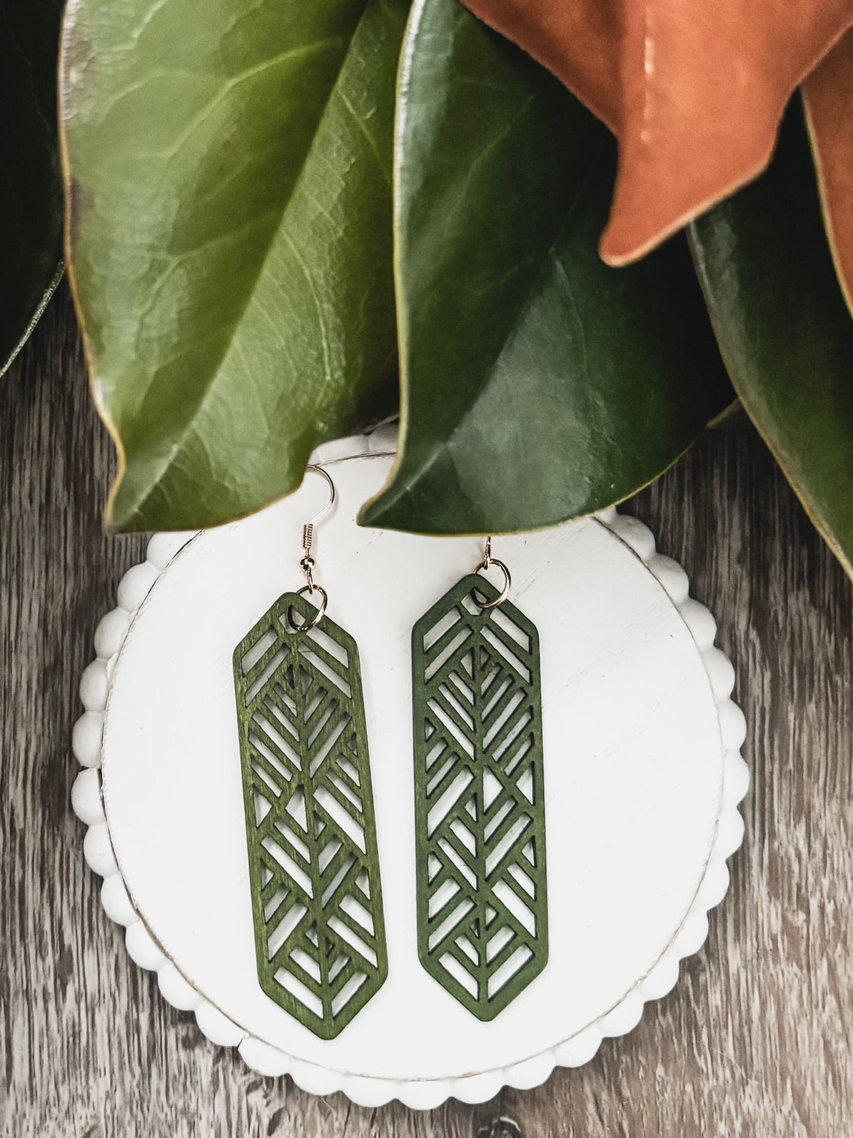 Hermosos aretes de madera verde cortados con láser