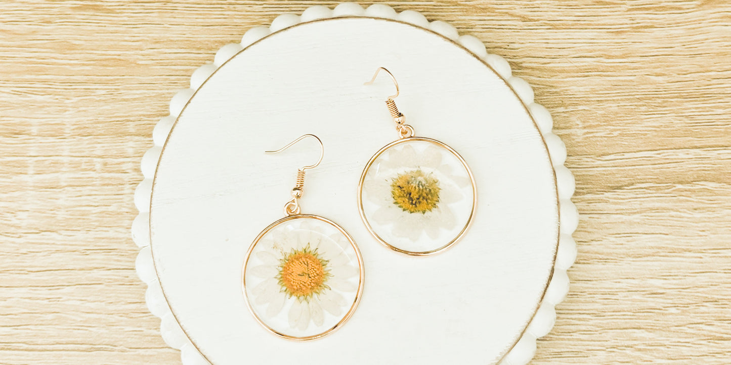 Hermosos aretes de margaritas doradas