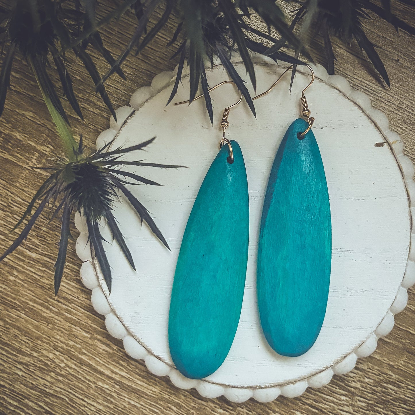 Hermosos aretes colgantes de madera color turquesa