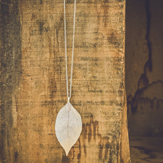 Collar elegante con colgante de hoja de plata