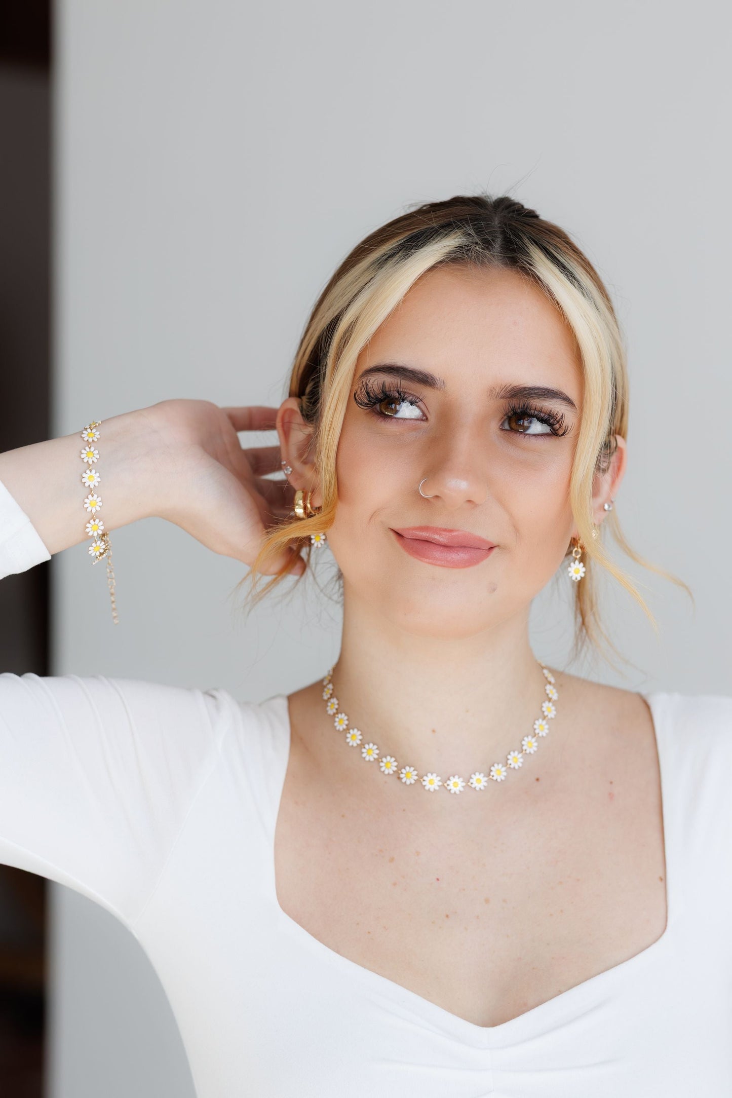 Hermoso conjunto de pulsera, aretes y collar de margaritas