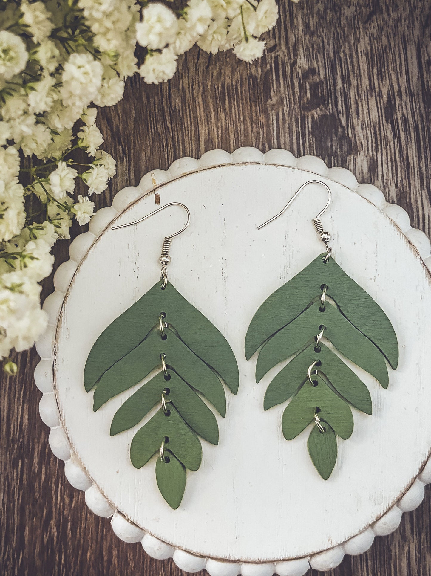 Hermosos aretes de hojas de madera verde