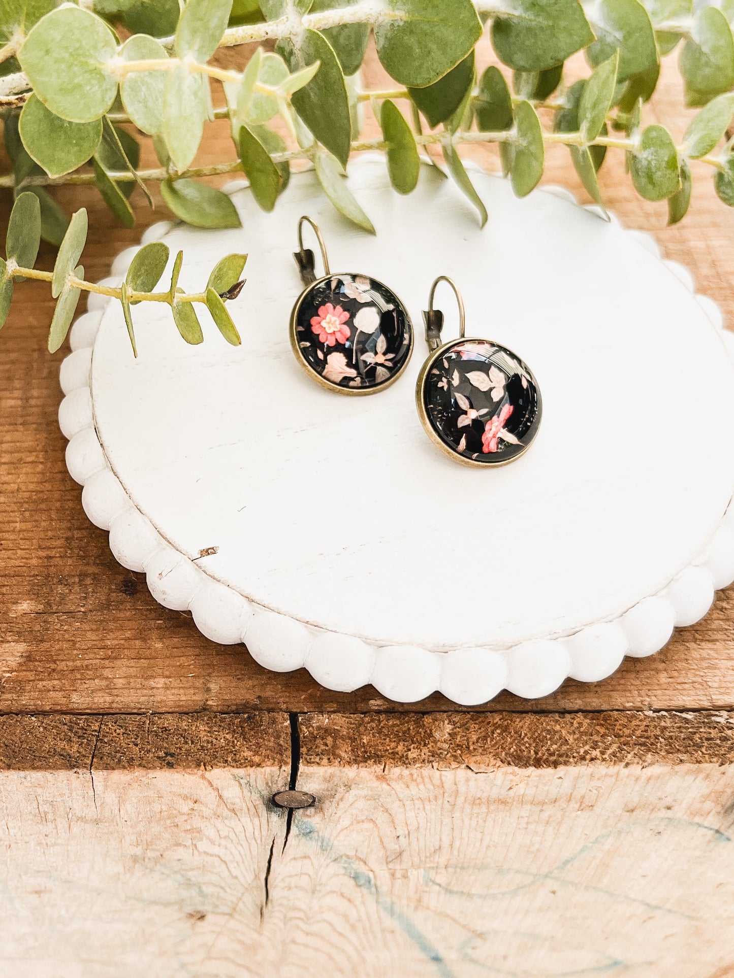 Belles boucles d'oreilles florales vintage