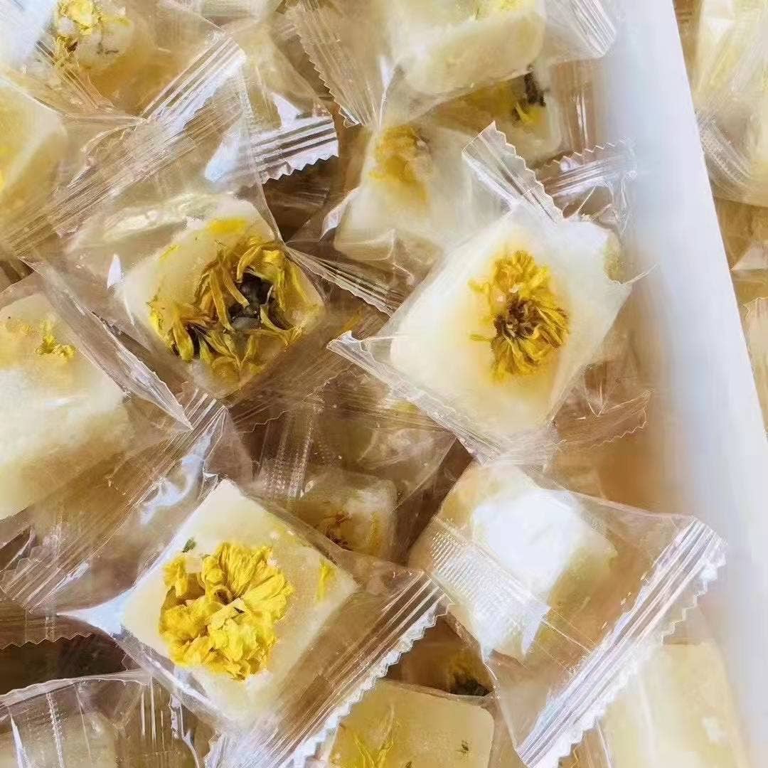 Terrones de azúcar con miel gourmet, flores y frutas