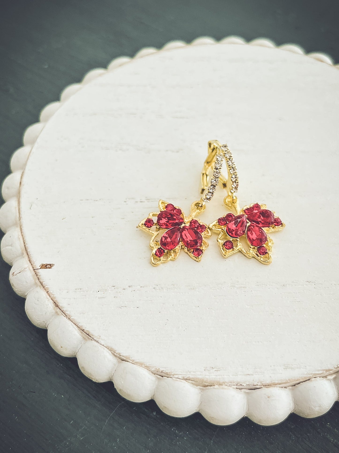 Belles boucles d'oreilles en feuilles d'automne