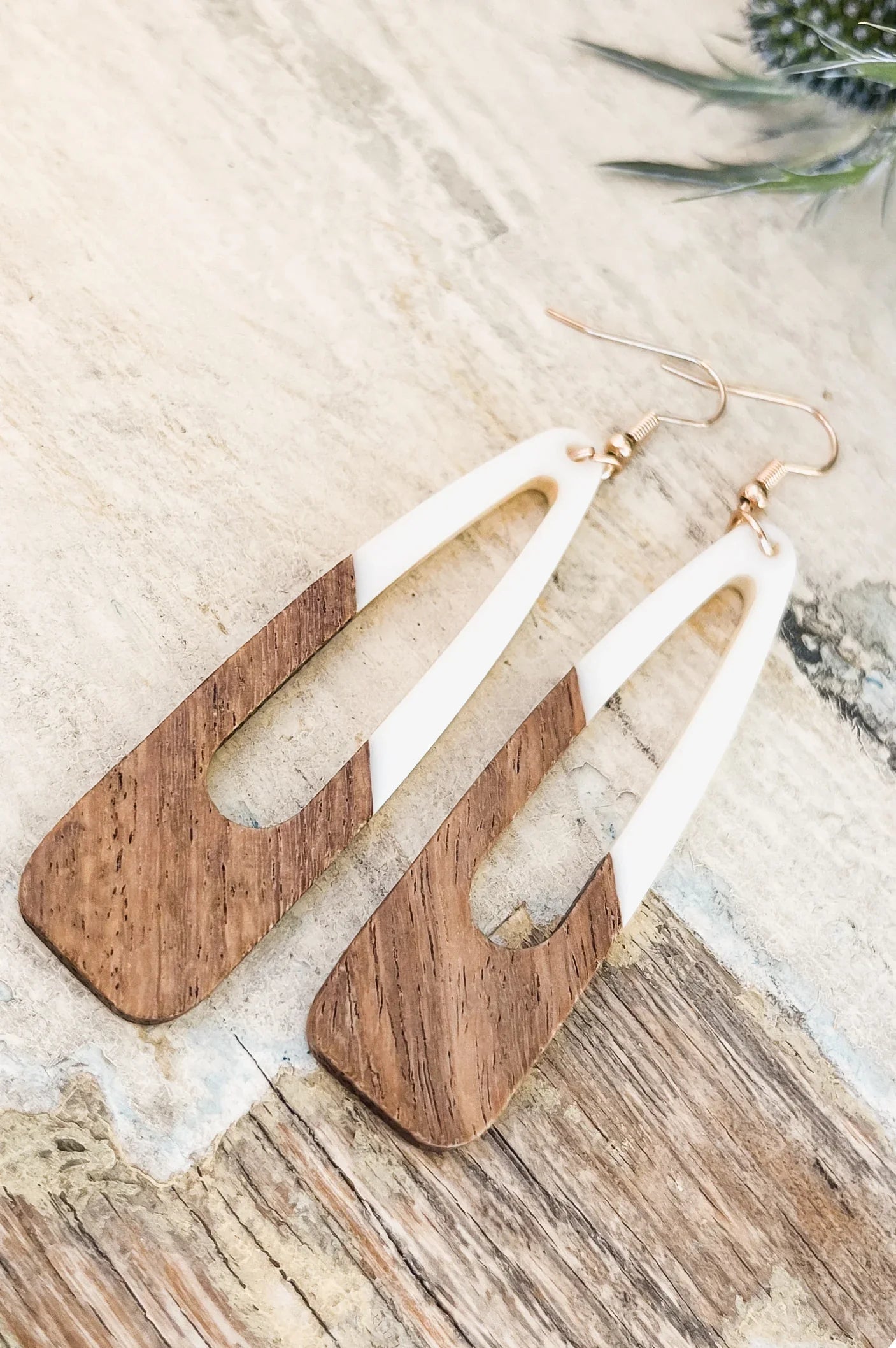 Hermosos aretes de madera y resina blanca